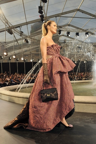 Illustration for article titled Attack Of The Supermodels Continues At Louis Vuitton